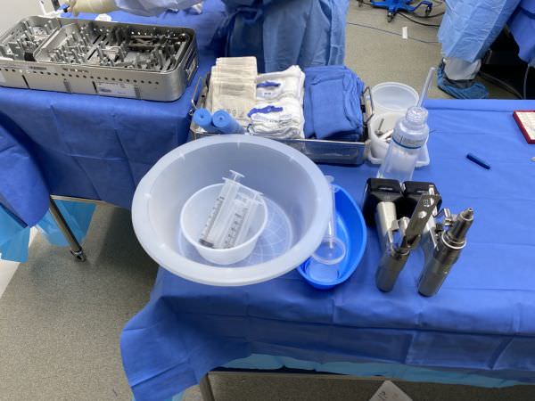 Custom knee replacement instruments 